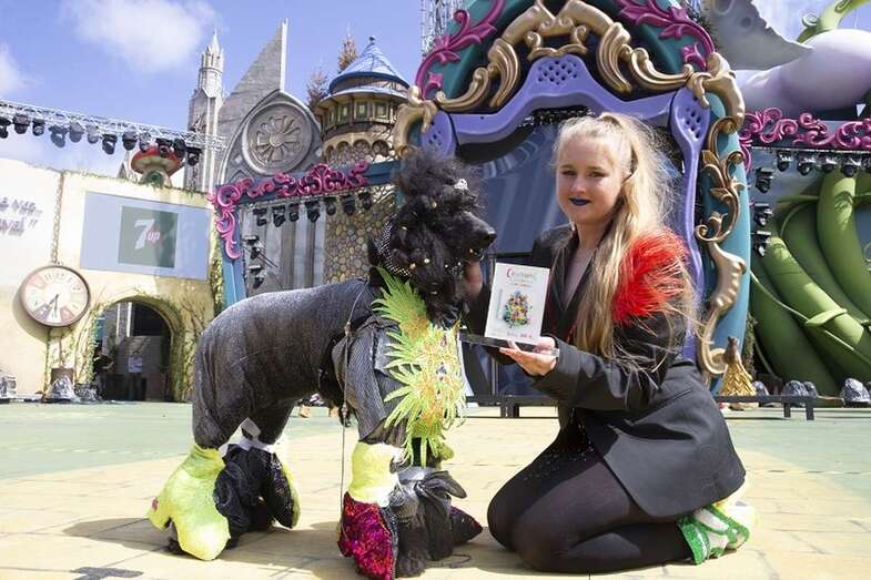 El perro ganador del certamen con su dueña (Foto TA)